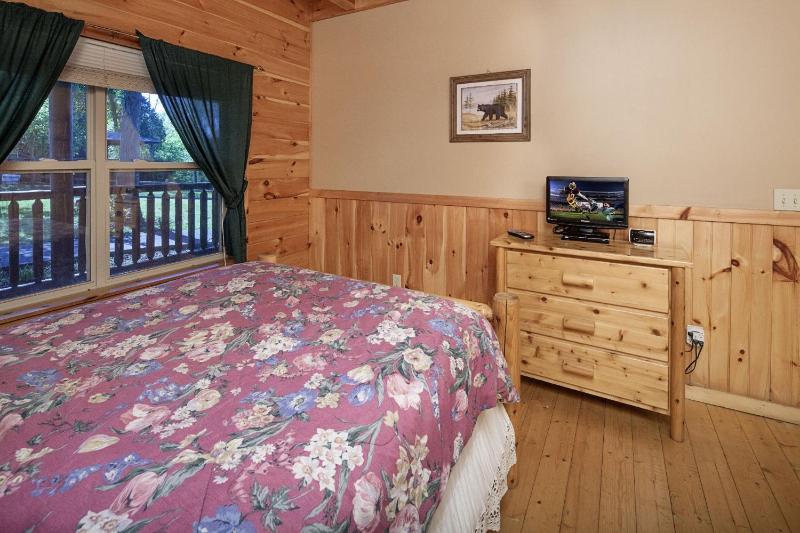 Bear Hugs - Great Cabin! cabin - image 10