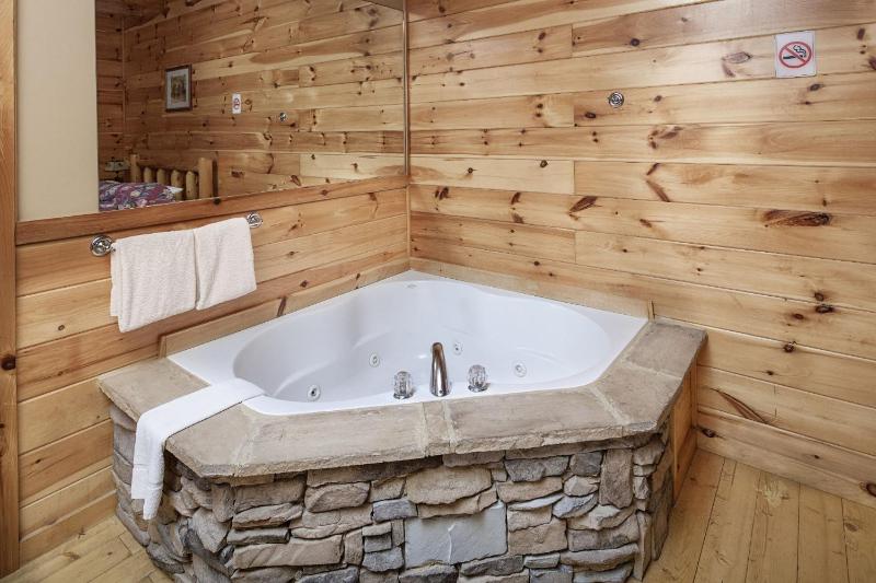 Bear Hugs - Great Cabin! cabin - image 14