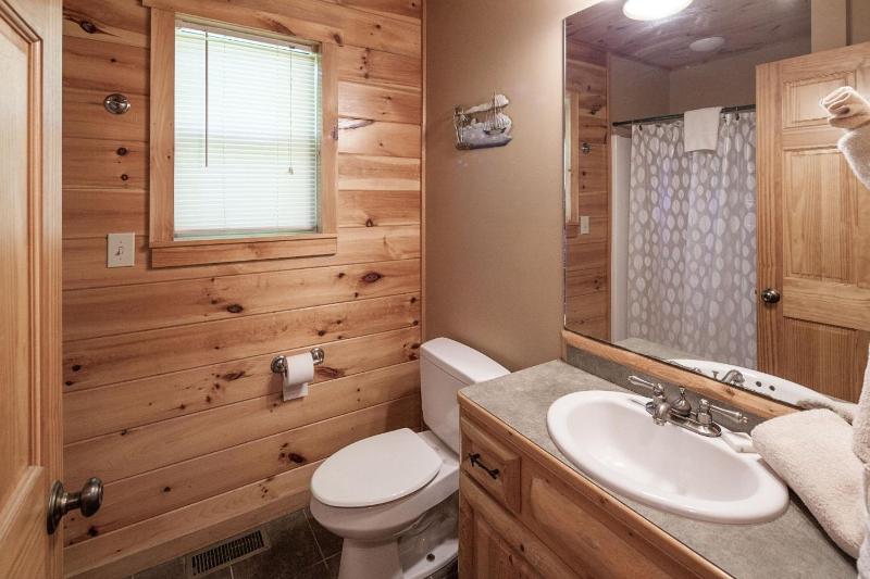 Bear Hugs - Great Cabin! cabin - image 2