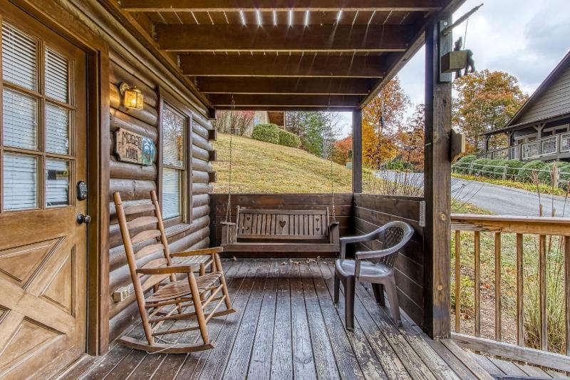 ER13 - Moose Manor Great location - Close to town! cabin - image 26