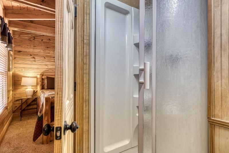 ER20 - Eagles Roost - Great location! - Close to town! cabin - image 11
