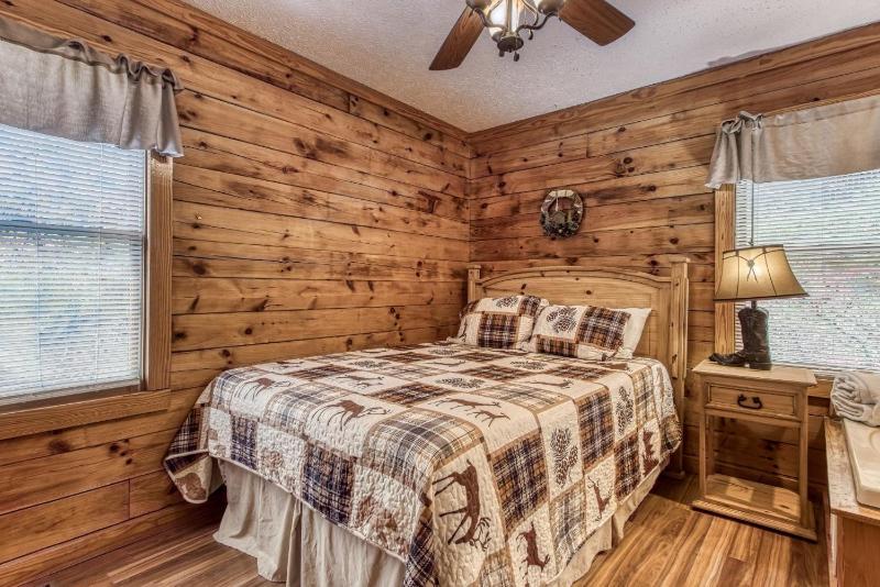 ER13 - Moose Manor Great location - Close to town! cabin - image 22