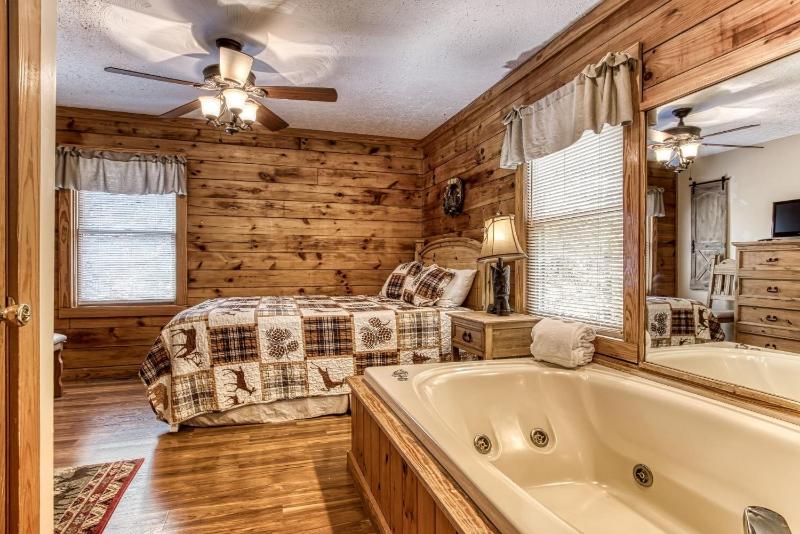 ER13 - Moose Manor Great location - Close to town! cabin - image 3