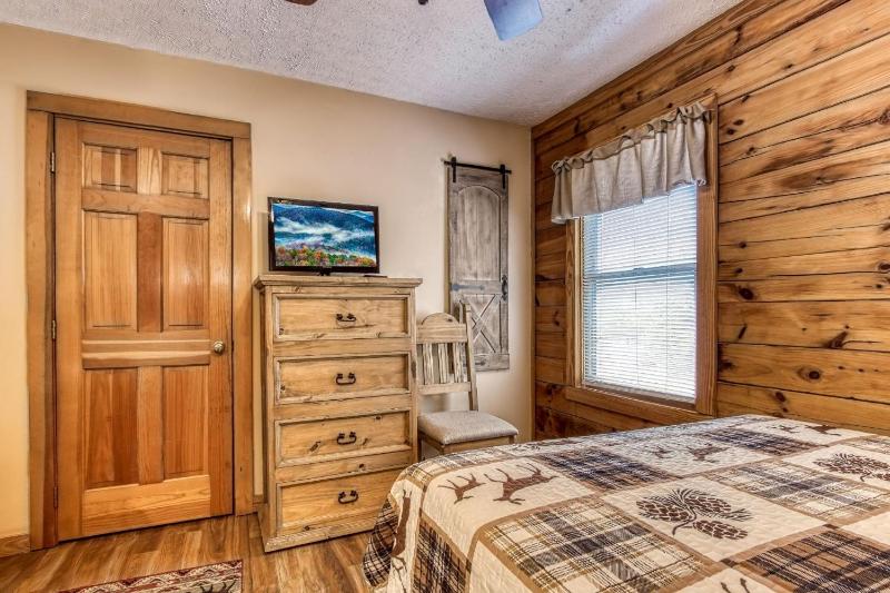 ER13 - Moose Manor Great location - Close to town! cabin - image 5