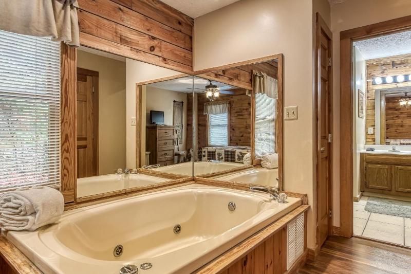 ER13 - Moose Manor Great location - Close to town! cabin - image 17