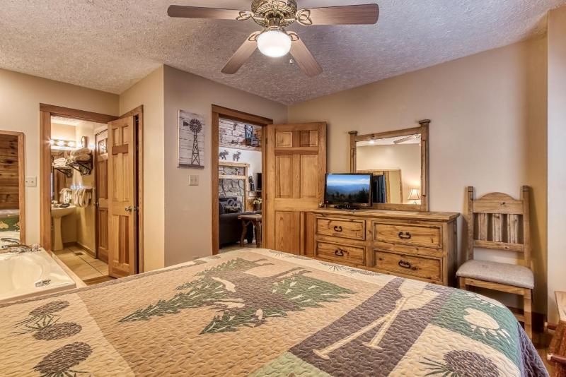 ER13 - Moose Manor Great location - Close to town! cabin - image 29