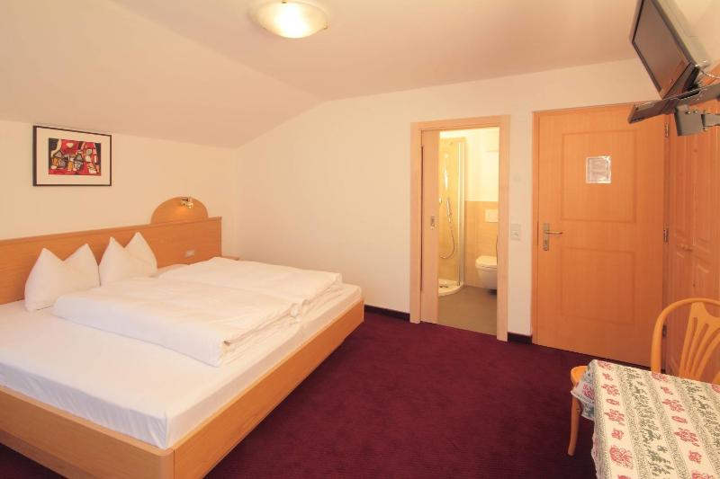 Double Room image 3