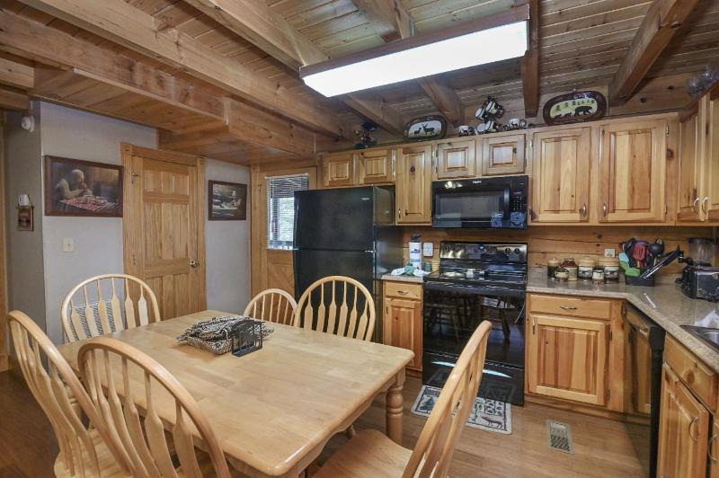 ER100 - Making Memories Great location - Close to town! cabin - image 32