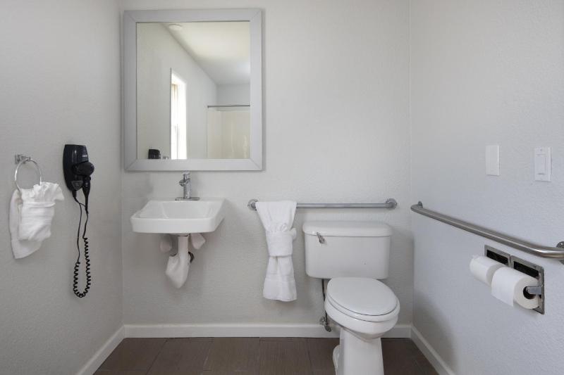 Queen Room with Tub - Disability Access/Non Smoking image 4