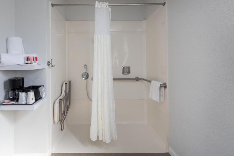 Queen Room with Roll-In Shower - Disability Access/Non Smoking image 2