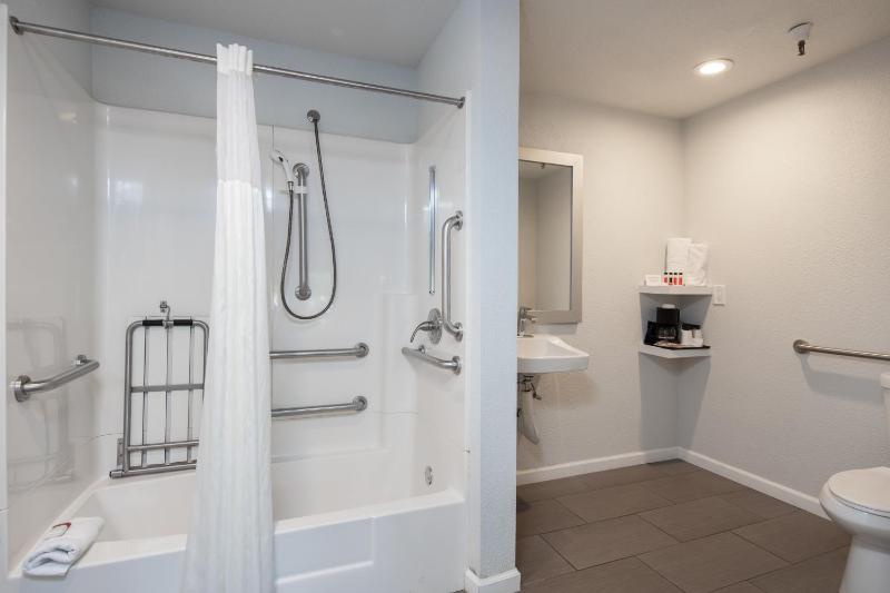 Queen Room with Tub - Disability Access/Non Smoking image 2