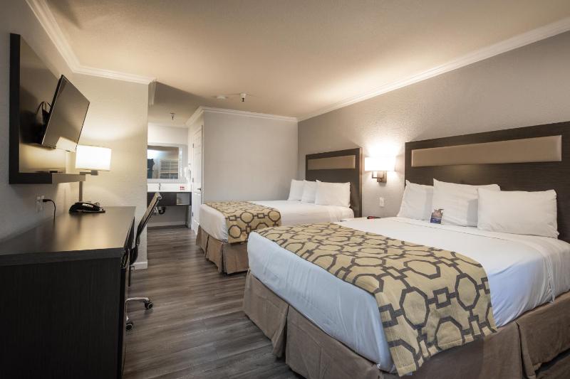 Quadruple Room with Two Queen Beds - Non Smoking image 2