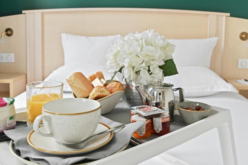 Premium Twin Room image 4