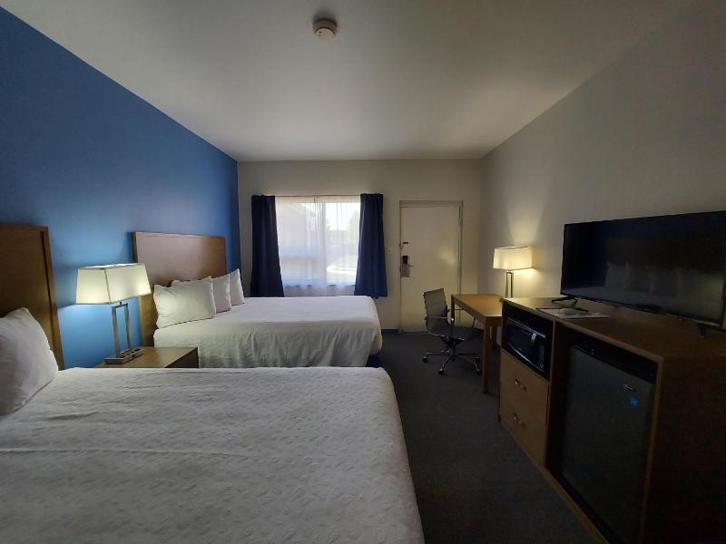 Deluxe Queen Room with Two Queen Beds image 3
