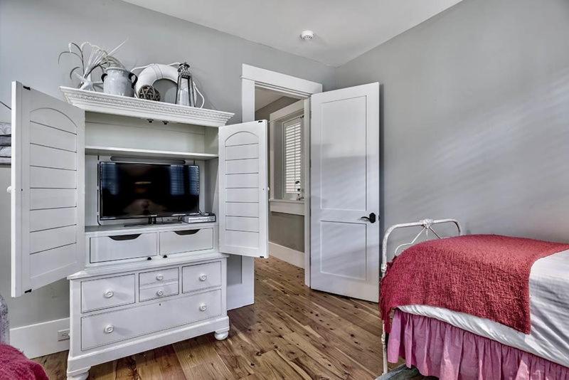 'Serendipity' Beautiful 3BR Cottage Sleeps 8 Close to Lazy River Pool at Camp WaterColor home - image 14
