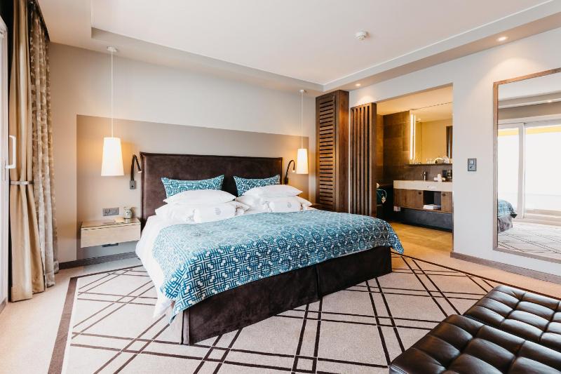 Eiger Junior Suite with Lake View  image 1