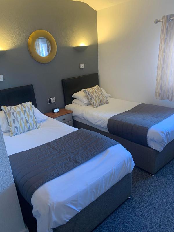 Twin Room image 1