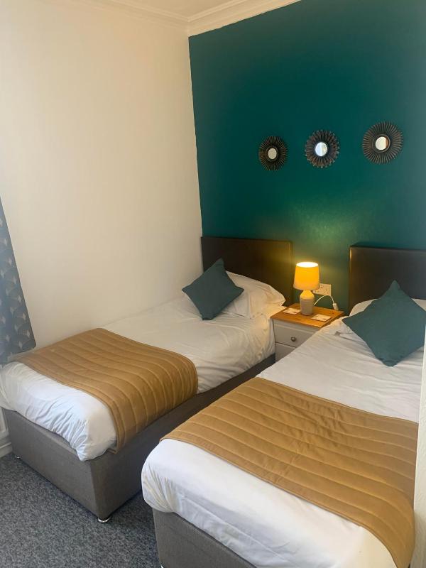 Twin Room image 4