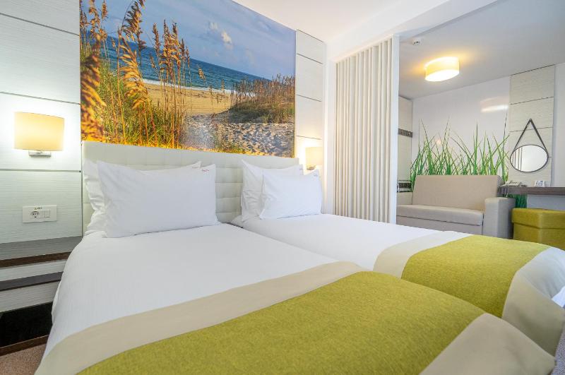 Twin Room with City View image 1