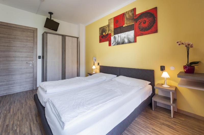 Double Room - Ground Floor image 4