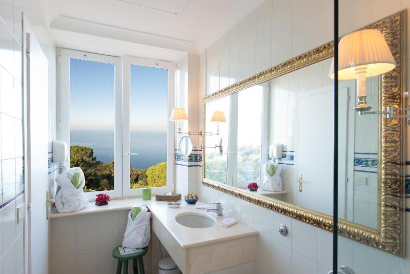 Deluxe Double Room with Sea View - not cliff side image 3