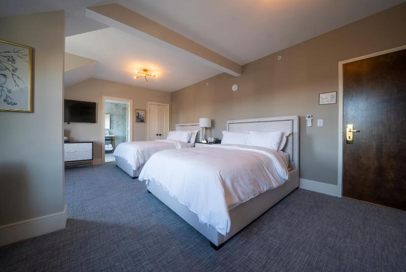 Queen Room image 2