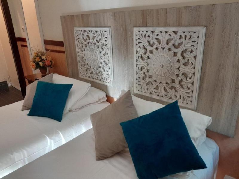 Standard Twin Room image 1