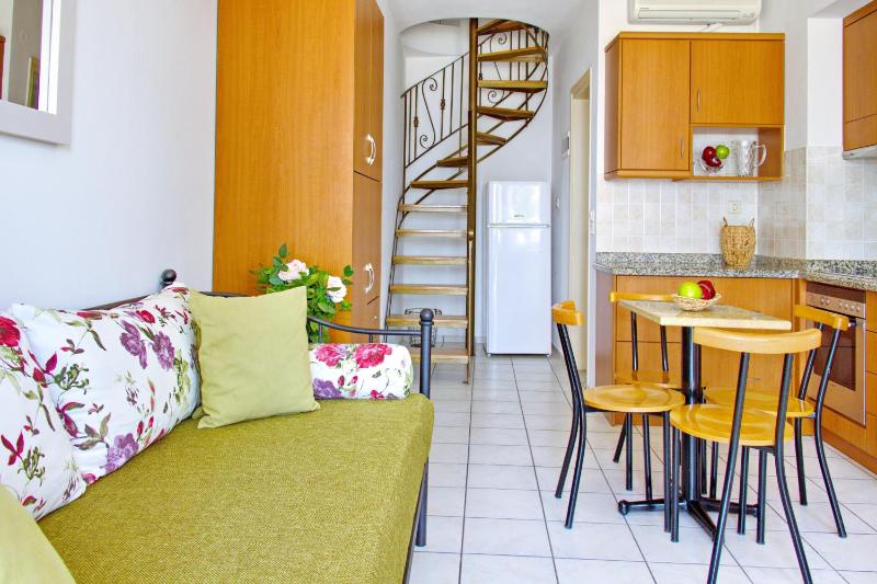 One Bedroom Apartment Split Level image 4