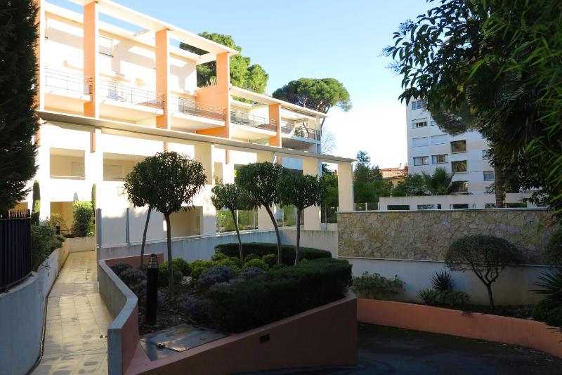 Apartment with Pool View  image 1