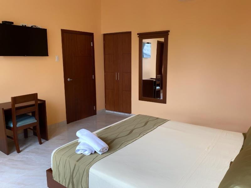 Hostal California Inn - image 10