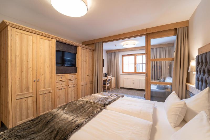 Deluxe Double Room image 4