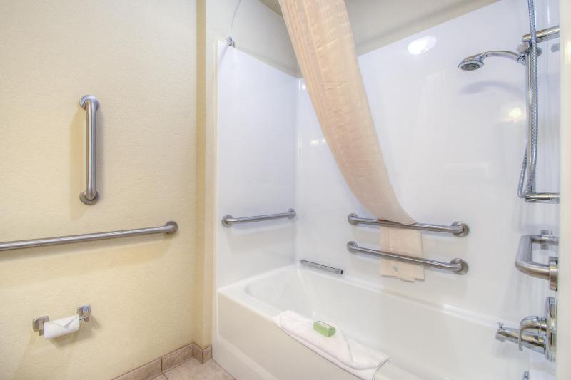 Queen Room with Two Queen Beds - Disability Access image 2