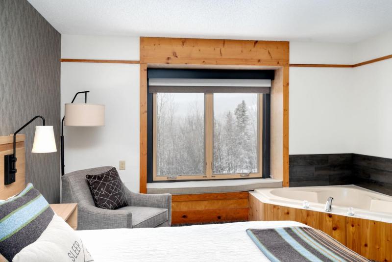 Deluxe King Room with Spa Bath image 4