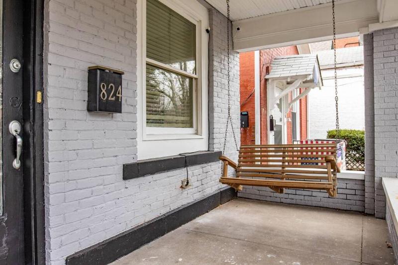 Private Home-Backyard-Parking Near Nulu Downtown - image 29