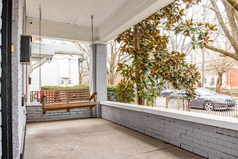 Private Home-Backyard-Parking Near Nulu Downtown - image 21