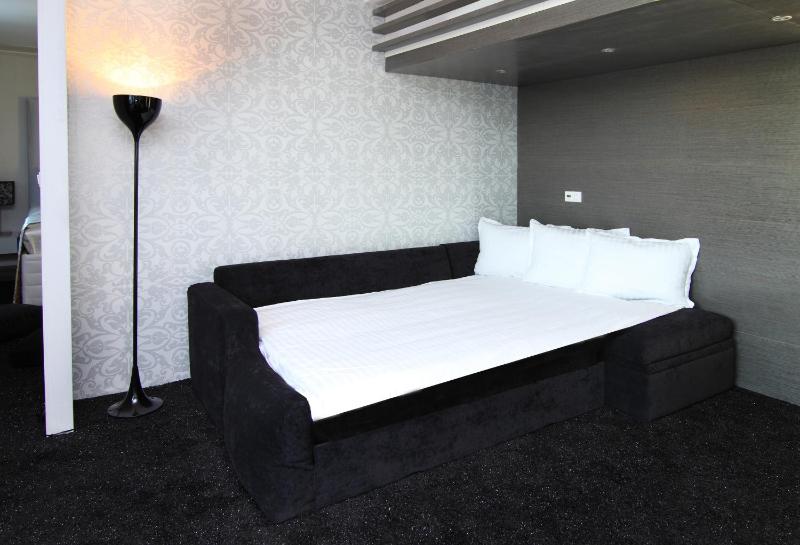Executive Suite with River View and Free Parking image 4