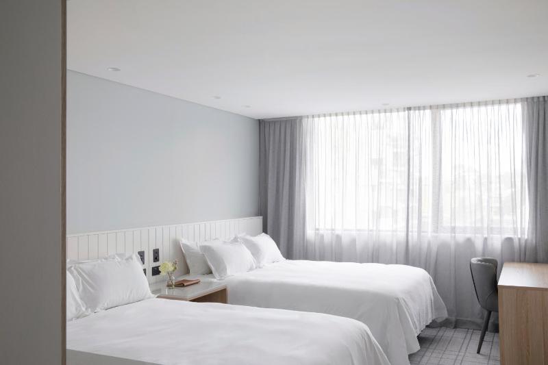 Standard Queen Room with Two Queen Beds image 2