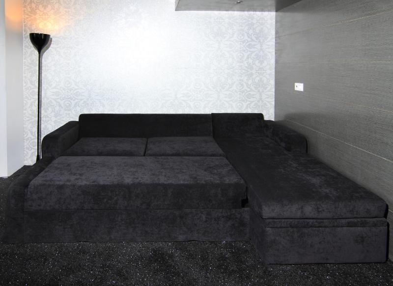 Executive Suite with River View and Free Parking image 3
