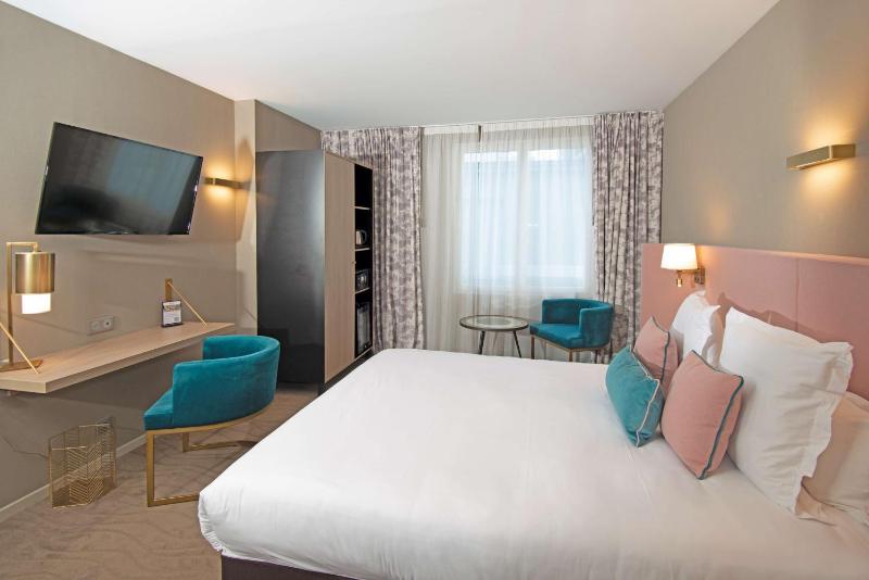 Deluxe Queen Room image 4
