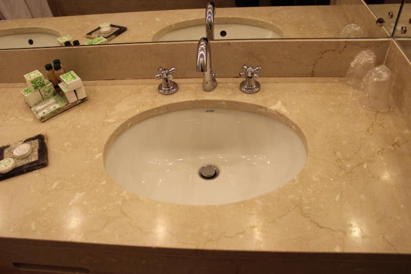 Twin Room image 4
