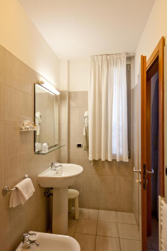 Twin Room image 2