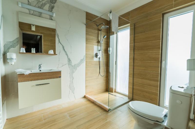 King Room with Spa Bath image 2