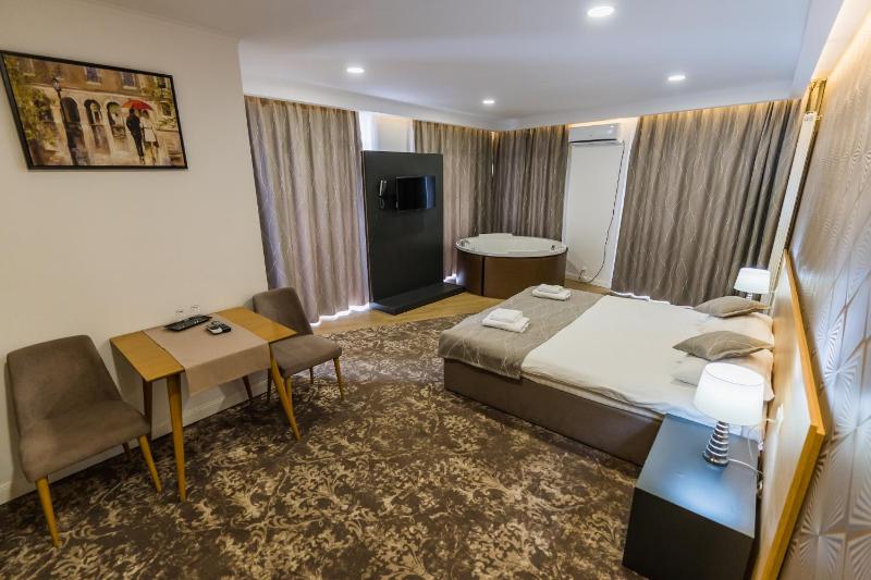 King Room with Spa Bath image 4