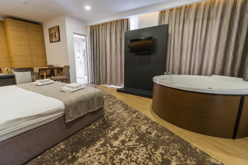 King Room with Spa Bath image 3