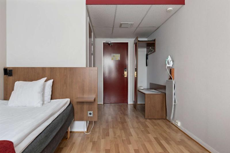 Standard Single Room image 4
