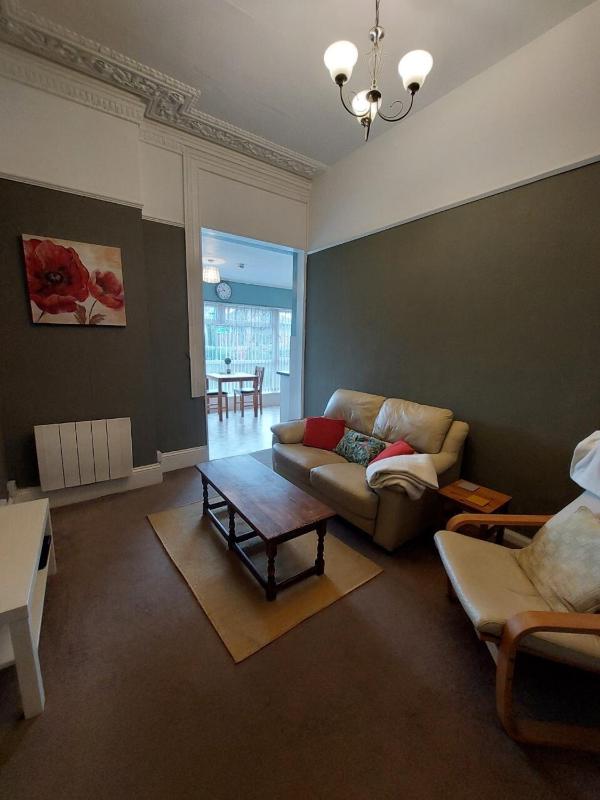 Apartment with Shower image 4