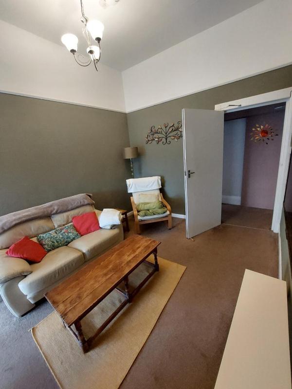 Apartment with Shower image 3