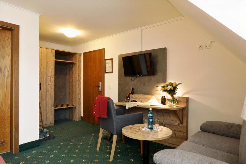 Double Room with Balcony image 4