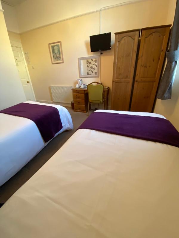 Twin Room image 4