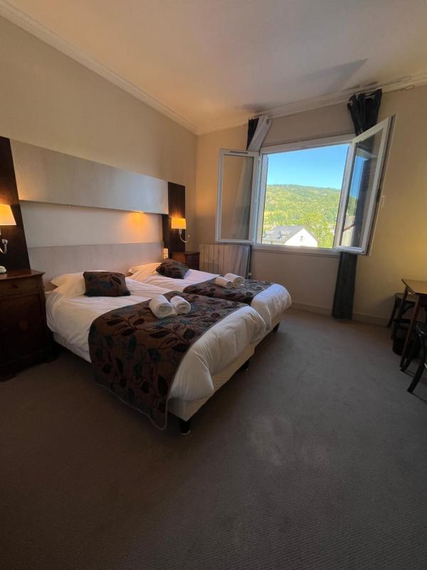 Twin Room image 2